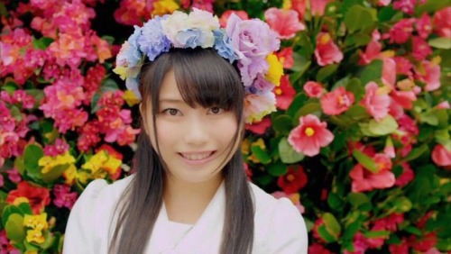 好きな衣装シリーズ！ さよならクロールのMVの衣装。 花冠×白セーラー服！なんだこれ！天使か！！ MVの監督はヘビーローテーションのMVも手掛けた蜷川実花。 蜷川実花さんが撮っているときは