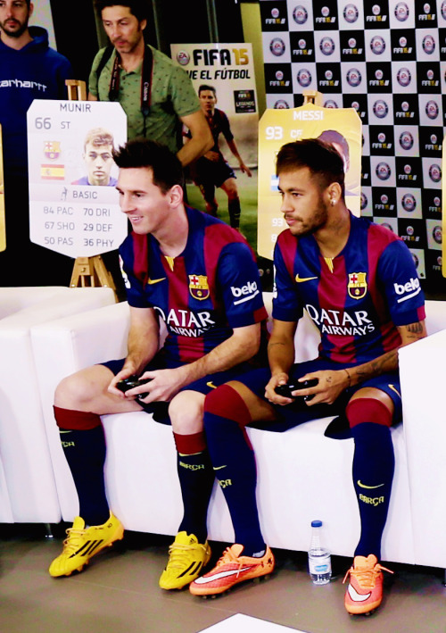 leomessiforever: Leo e Neymar jogando Fifa 15