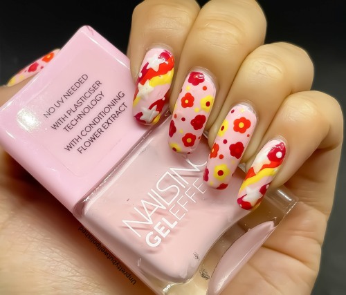 FLOWERS & STARS ~This nail art has everything that I like aka flowers, stars and the color pink 