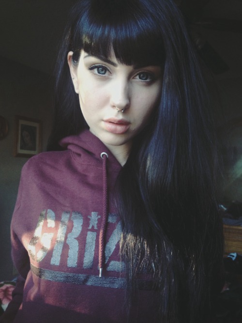 w4nkofff:  diablosita:  grizzly- griptape hoddie stylin’. Instagram: dametualma  Holy fuck, i dont even think words can describe how perfect she is 
