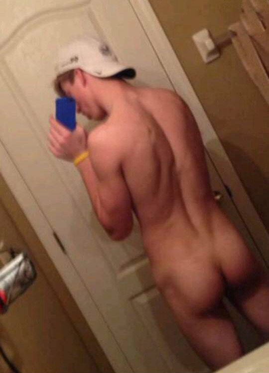 guysexting:  This 19yo is so sexy and says, “Looking for somebody to love me for