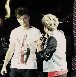 louweetomlinson:  signalmp3:   Harry goes in for a chest bump and gets a hug. Louis