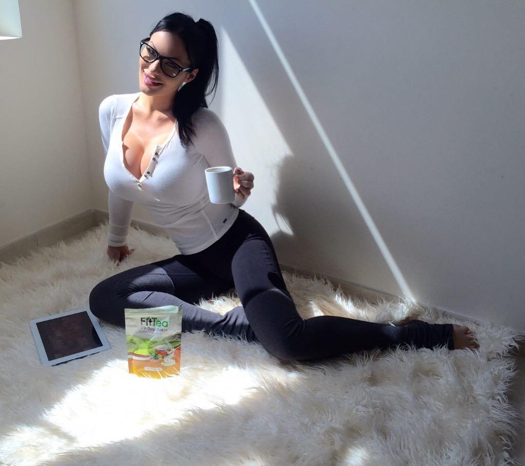 The best way the start everyday is with @fittea 🍵 gives me energy for the busy