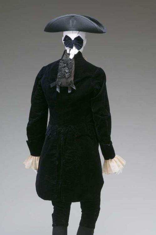 18thcenturyfop:Gentleman’s Three-Piece Formal Suit with Attached Wig Bag and Lace Cuffs (Coat, Waist