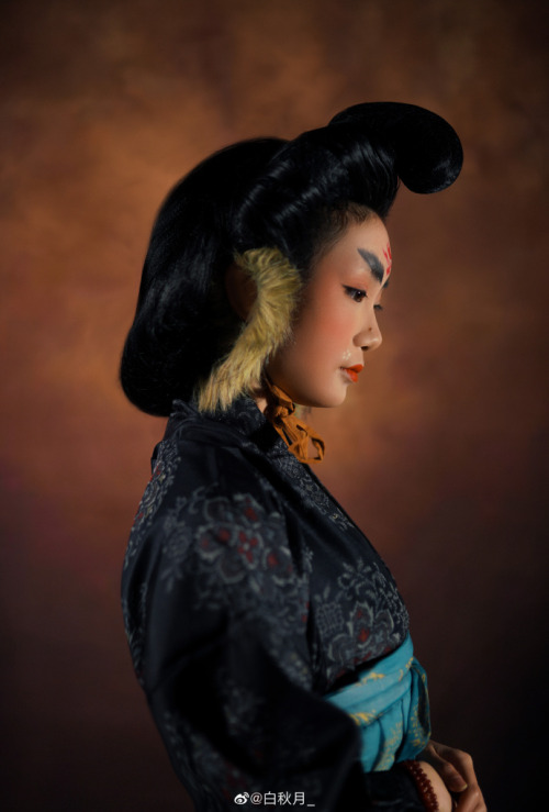 fouryearsofshades:hanfugallery:Tang Dynasty makeup by 白秋月_ The furry thing on her ears are called&nb