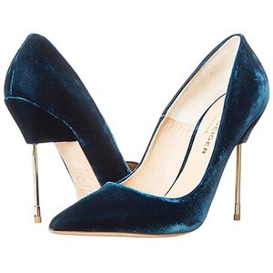 Velvet HeelsWho does not like a pair of shoes like these? They give it a look of sweet girl and to l