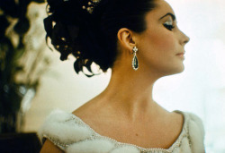 ava-et-liz:  Elizabeth Taylor photographed