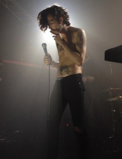 the1975-uk-to-usa:  wanderlust-craetures:  Matty Healy - 2014  this is sucha classic Matty Healy photo.. fuckin’ babe.