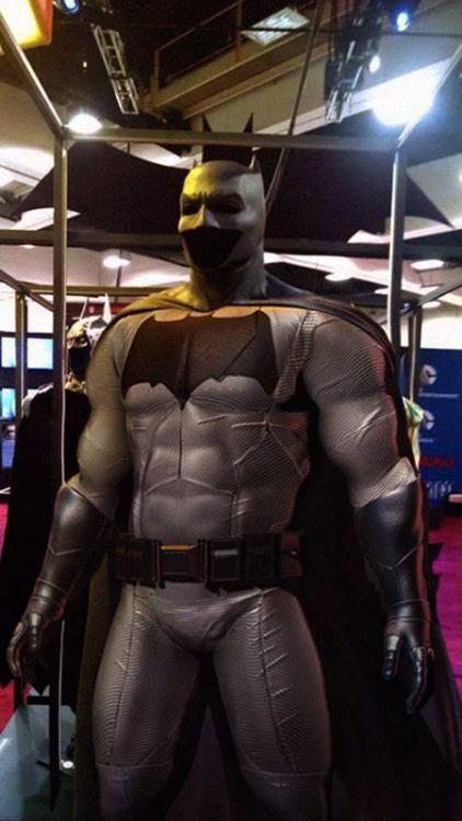 daily-superheroes: Full Batman Suit from SDCC founddaily-superheroes.tumblr.com/