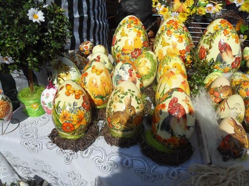 Pisanki. In Poland Easter eggs are decorated in many ways. 1. Drapanki - dyed eggs scraped with