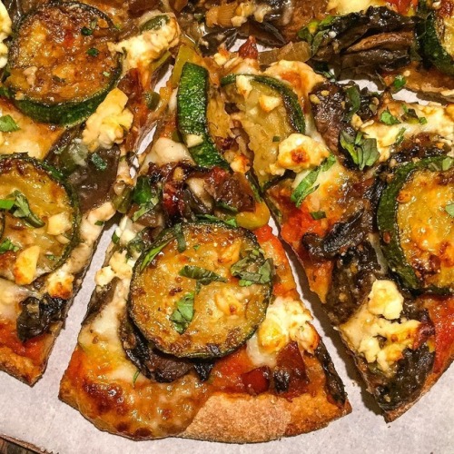 Pizza night 🤗sautéed onions, portobello mushrooms, hot peppers and zucchini topped with fresh mozzarella, feta, Parmesan and basil 💚🍕😘#food #foodie #foodphotography #foodporn #foodphoto #foodpic #foodstagram #pizza #pizzanight #zucchini #zuchini...