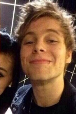 newthemmings:  Guys, did you notice that whenever Luke is drunk he makes this face