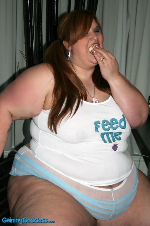 twiggynightmare: cl6672:  body building feedee style ;)  I’d love to stuff her ;P
