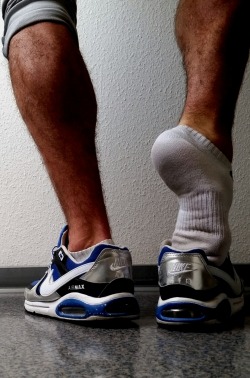 socksfaninmass:  Here’s one for all the guys like Me that like white socks and hairy, muscular legs!  