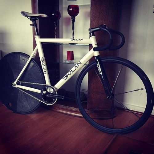 bikes-bridges-beer:  New shoes #dolanbikes #dolan #deda #alpinafork #alpina #dolantrackchampion #dol