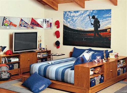 etonorwell-rp:  Os quartos dos alunos possuem aquele ar de casa, foi feito para melhorar acomodar os alunos.   Cada quarto possui uma cama de casal, televisão, um banheiro, perto da porta existe um armário, por mais que ele não apareça na foto. Se