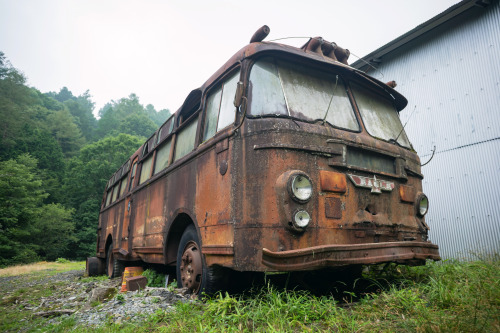  スチームパンク風バス→詳細 Abandoned steampunk-style bus. 