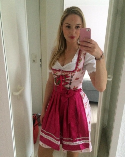 >> Click here for more Dirndl babes