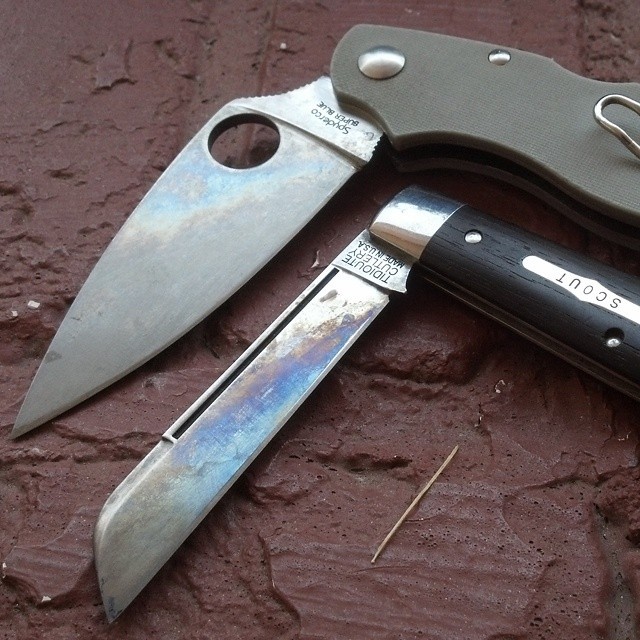 xceptnl:  Pulling duty today with the patina pair…  #edc #knife #knives #knifepics
