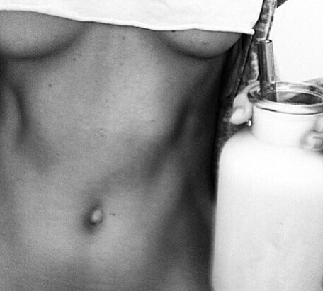 aestheticbullshit:  sunshine-cafe:  sunshine-cafe  BELLY. 