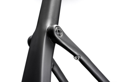 strange-measure:Cannondale Topstone Carbon gravel bike rolls a new frame with Kingpin rear suspensio