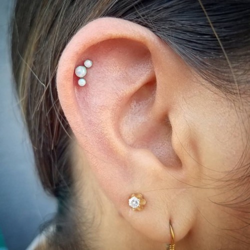Cute helix with a titanium #whiteopal cluster ♡♡♡ #helixpiercing #deephelix #earpiercing #cartilagep