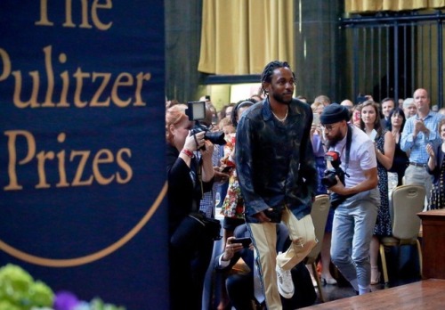 icantbelieveitsnotsinful:volatilequeen:eyeblogaboutnothin:Kendrick Lamar accepted his Pulitzer Prize