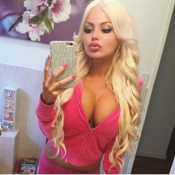 goddesses-babes:  Barbie selfie 