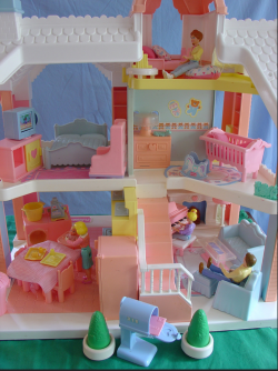 princessshteepypie:  Dolly house 👪🏡❤  I used to have this same dollhouse when I was little!! 😍😍😍