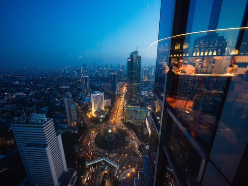 Hotel Indonesia roundabout and the restaurant in the sky by ‘Barnaby’ on Flickr.