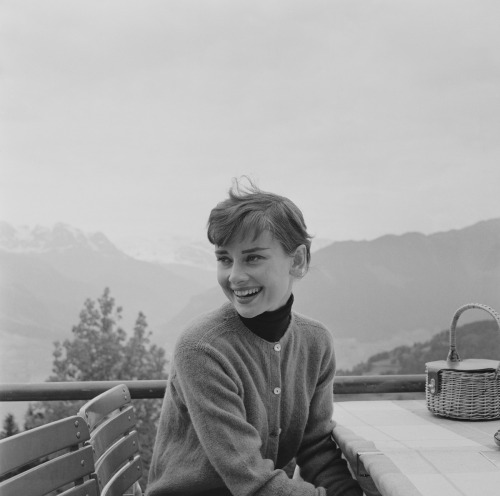 Audrey Hepburn on the terrace of the Restaurant Hammetschwand, Switzerland, 1955 Getty images / © Gr