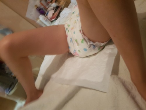 fantasticdiapergirl: Estoy llenando mi pañal de Caca para ponérselo a mi chico