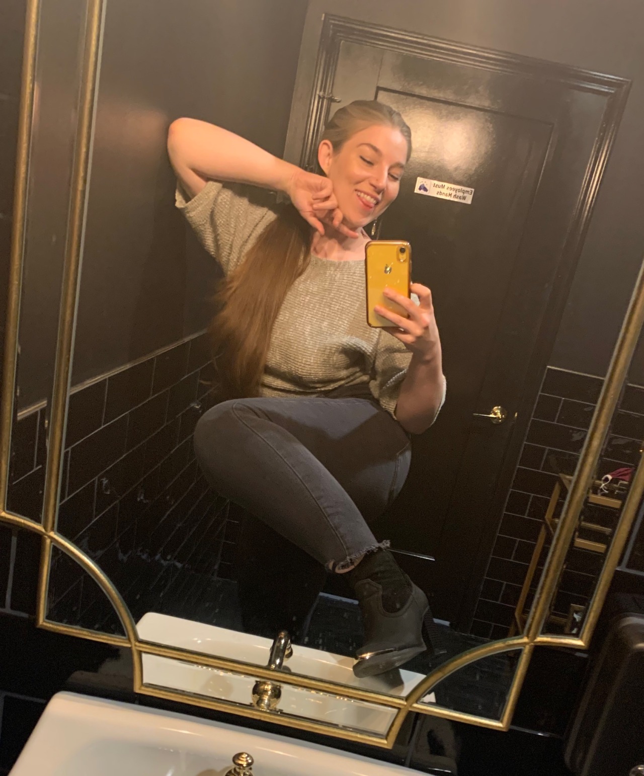 thegoddessminerva:Tfw you match the bathroom aesthetic so perfectly you gotta stick your boot in the sink