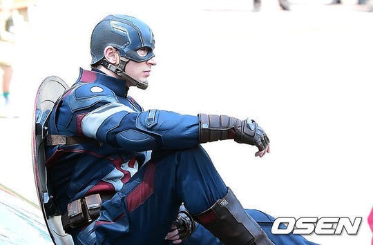 ittybittymanatee:  k4nine:  Captain America(Chris Evans), at the set of Avengers2