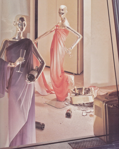 Happy Saturday!Hope you’re having as fabulous a time as these #Halston mannequins, in a 1974 window 