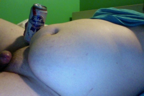 muscleandgut:  For the belly lovers… I drank a lot of beer and it was probably a bad idea. I’m really full and I’m probably gonna fall over when I try to get out of bed and stand up. But in the meantime, enjoy my belly and horniness… 