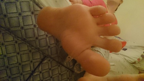 Easier with my new selfie stick woop #feet #footfetish #footlove #feetlove #foot #toes #lexysfeetpal