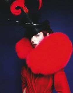 cair–paravel:Isabella Blow in a Philip Treacy hat, photographed by Mario Testino, 1997.