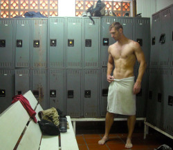 fromhead2toes:  Gym Cam   Dude drop the towel !!