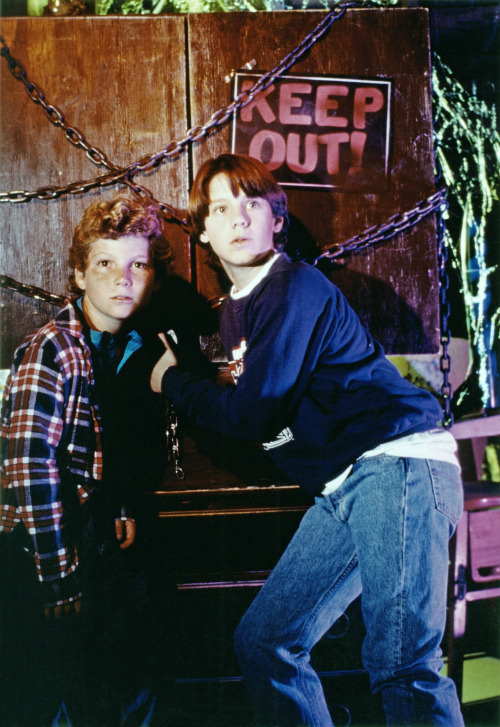 Omri Katz and Justin Shenkarow as Marshall (left) and Simon (right) in Eerie, Indiana (1991).