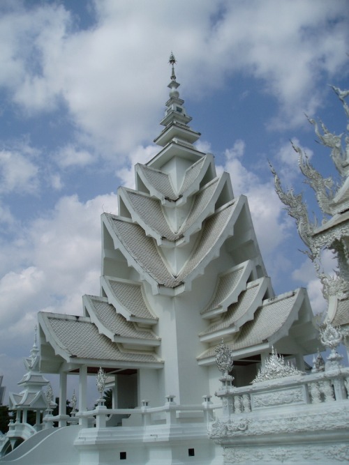 Wat Rong Khun ( White Temple ) is a contemporary unconventional Buddhist temple in Chiang Rai, Thailand. It was designed by Chalermchai Kositpipat in 1997. 
