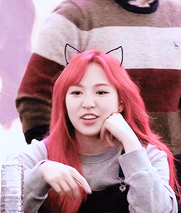ot5velvet: wendy telling a fan not to cry ♡