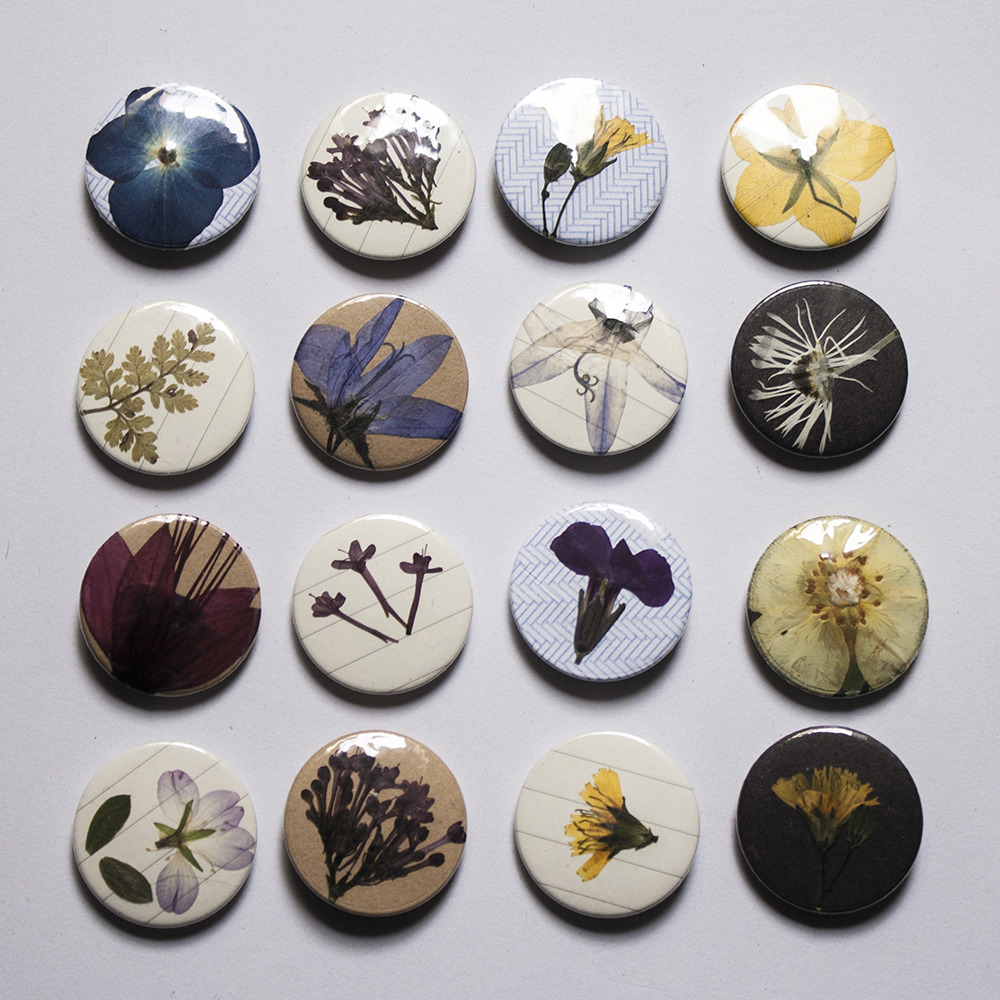 californian:  littlealienproducts:  Handmade badges from hand pressed flowers - £1