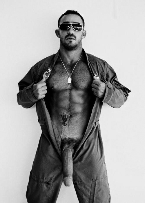 Damn that’s a good long zipper. Makes quick access to King Kong cock.