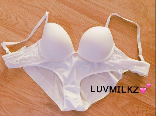 luvmilkz: jsjfhsowbfj: luvmilkz: 오빠들이 예쁘다고 했던 내 속옷~ 조금전에 반신욕을 마치고 저 이거 입어요 흰 속옷을 보면.. 노랗게.. 좀더 야하게 바