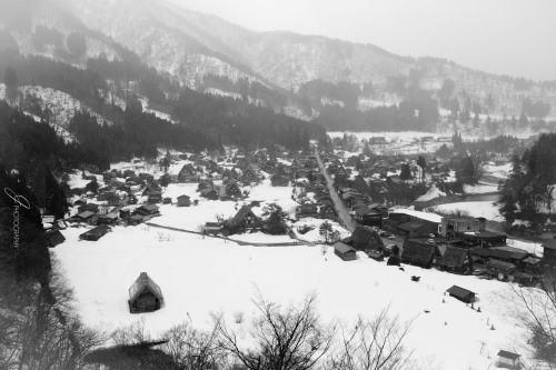 The famous view of Shirakawago! Such a cute little village ^^