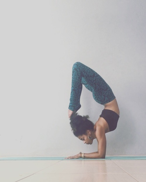 wasiawasia:  progress photos of my favourite asanas.   peace 