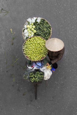 mymodernmet:  Photographer Spends Hours on Bridges to Capture Colorful Overhead Portraits of Street Vendors 