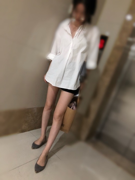 gcfanghua:  今天的美腿  车库随拍