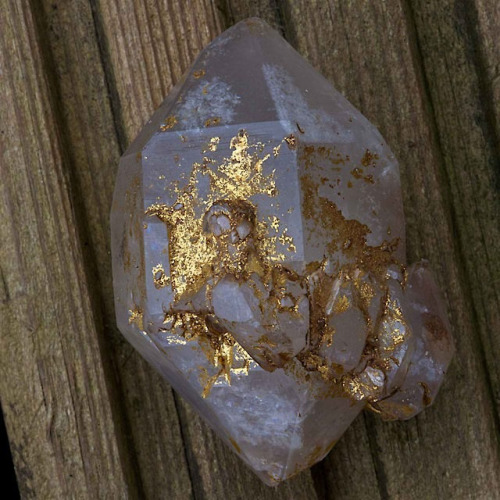 uyesurana:native gold on quartz